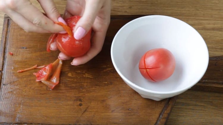 Después de hervir agua, es más fácil pelar los tomates.