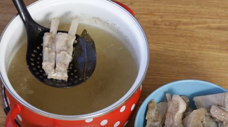 Nous prenons la viande prête du bouillon, filtrons-le.