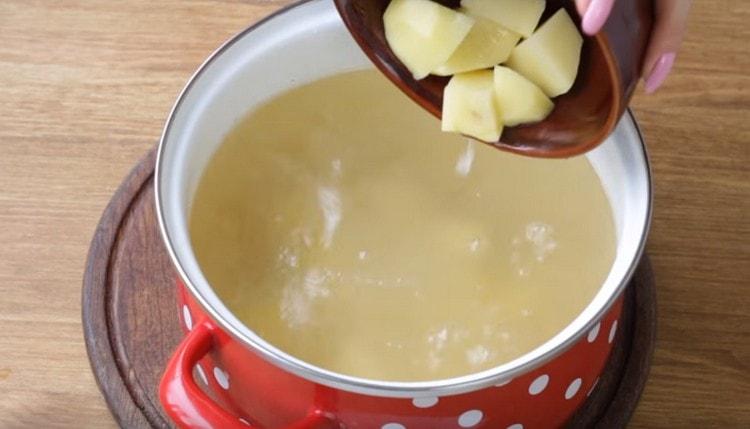 Nous remettons le bouillon sur la cuisinière et y ajoutons des pommes de terre.