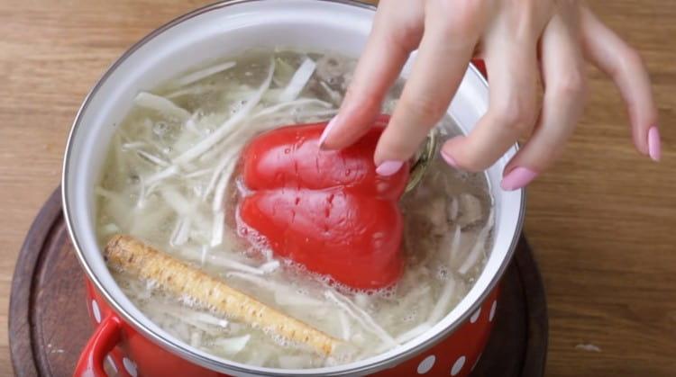 U zdjelu dodajte kupus, za okus možete staviti i korijen celera i papriku.