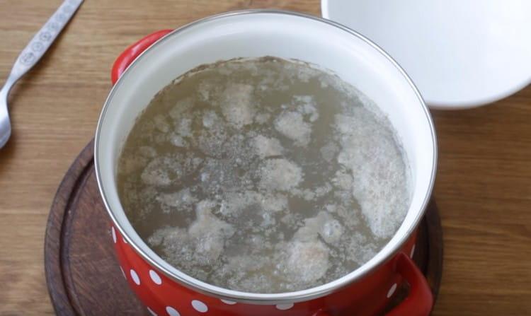 Primero, prepare el caldo, ponga la carne para cocinar.