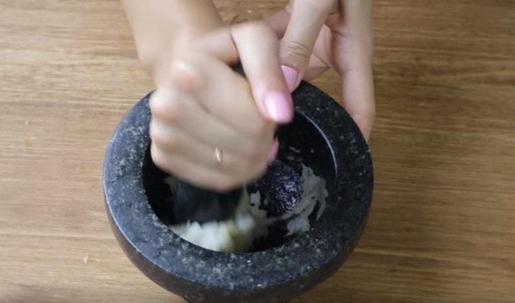 Frotter le saindoux avec l'ail et le sel soigneusement.