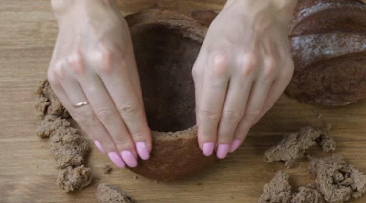 For serving, you can make an original bread plate of brown bread.