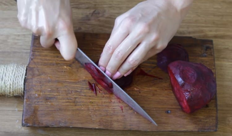 We clean the beets and cut into thin strips.