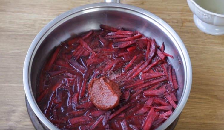 Add tomato paste and a little broth to the beets so that it is stewed.