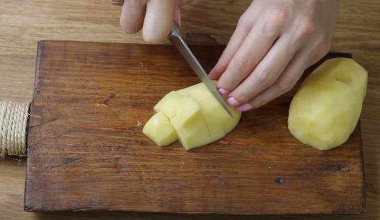 Krumpir narežite na male komade.
