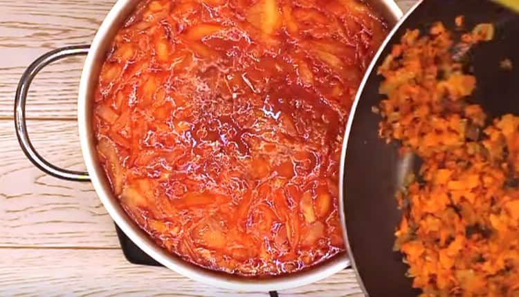 Ponga la fritura de zanahorias y cebollas en una sartén.