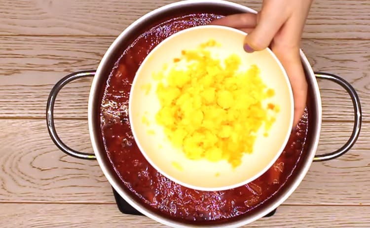 Nous sortons la pomme de terre entière finie et la réduisons en purée, puis retournons à la casserole.