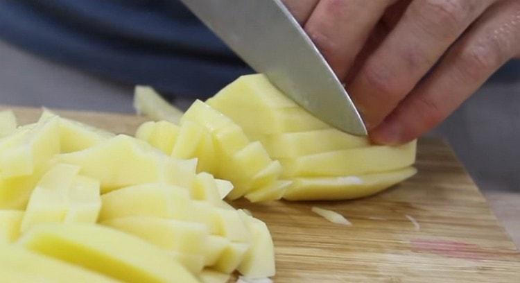 Couper les pommes de terre en tranches.