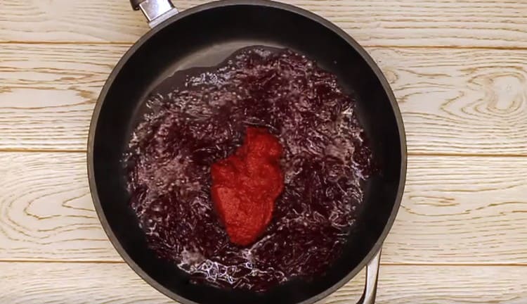 Para preservar el color, agregue vinagre y pasta de tomate a la remolacha.