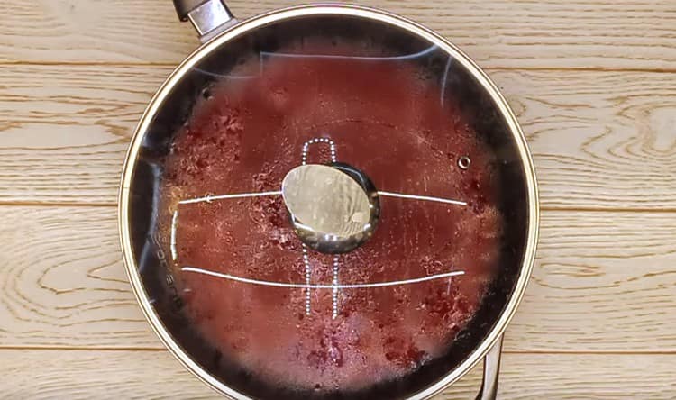 Agregue agua y cocine a fuego lento las remolachas debajo de la tapa.