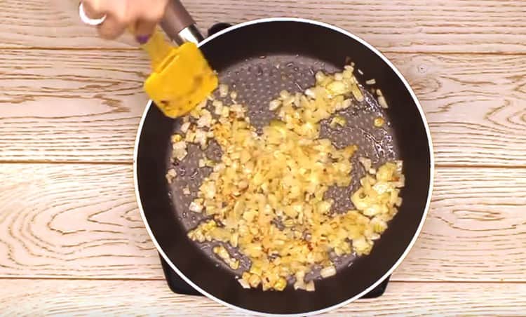 freír la cebolla en una sartén con aceite vegetal hasta que esté dorada.