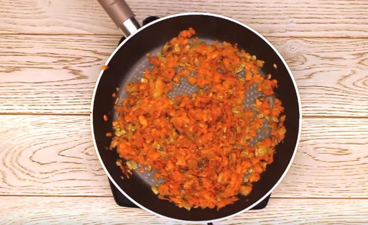 Adăugați morcovul în ceapă și aduceți prăjitul la o pregătire.
