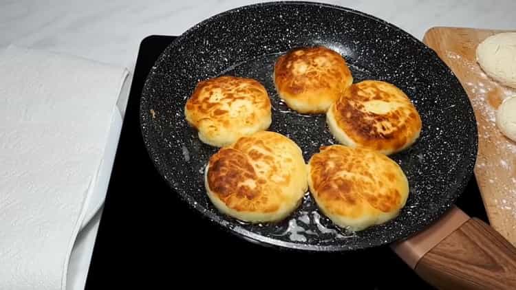 Fry the cheesecakes in a pan