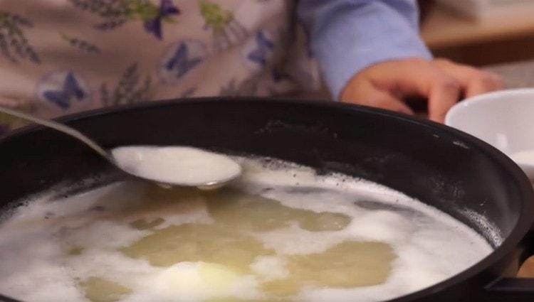 In the process of cooking peas, it is very important to remove the foam.