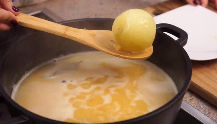 Cuando los guisantes estén cocidos, retire la cebolla del caldo.