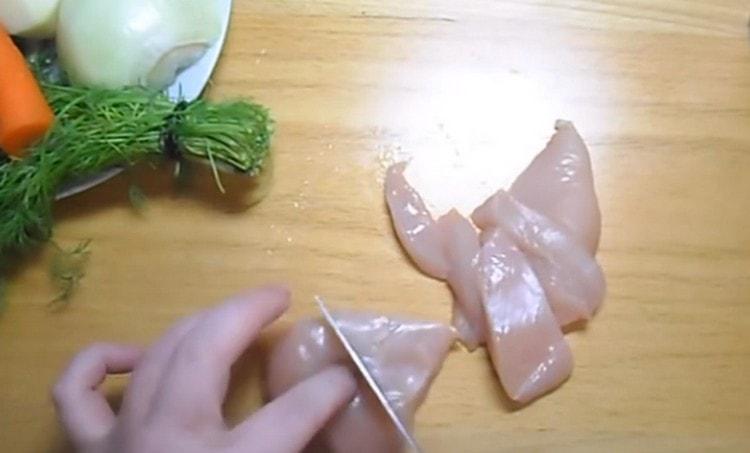 Cut the chicken into small pieces.