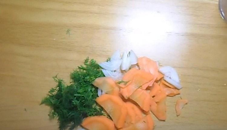 Cut onions, carrots, and dill.