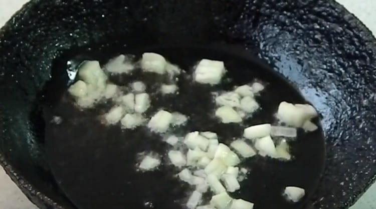 Freír la cebolla hasta que esté transparente en aceite vegetal.