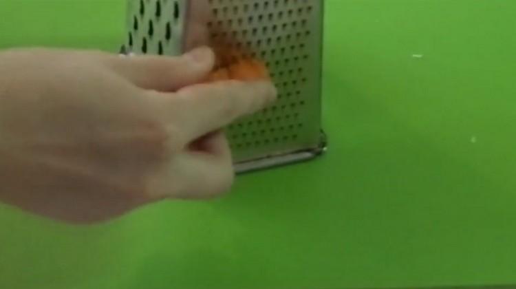 Rub carrots on a fine grater.