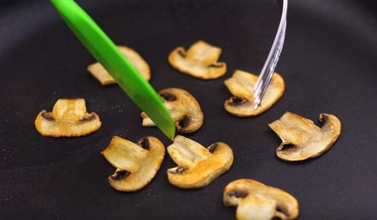 Faites frire des tranches de champignons jusqu'à ce qu'elles soient dorées, avec lesquelles nous décorerons la soupe.