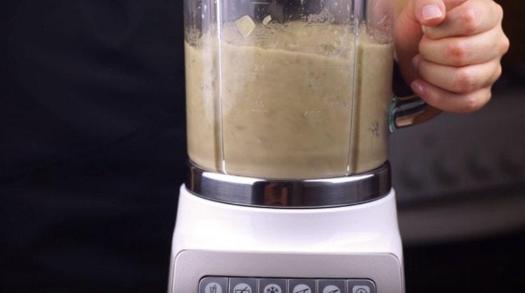 We interrupt the finished soup with a blender until smooth.