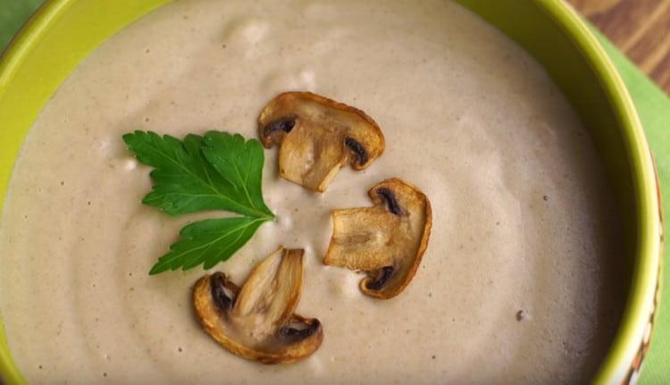 When serving mushroom cream soup with champignons, you can decorate with fried mushroom slices.