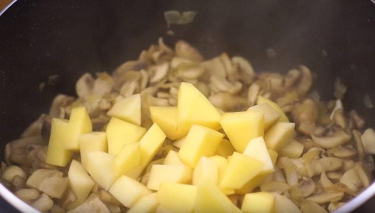 Ajoutez ensuite les pommes de terre au plat.