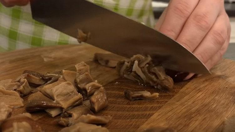 Champignons coupés en petits morceaux.