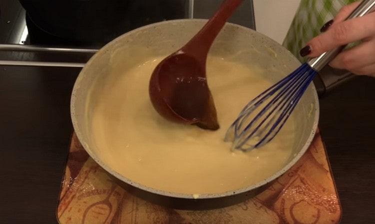 We introduce the broth into the custard base, mixing everything with a whisk.