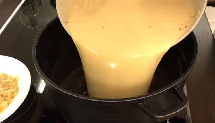 Verser la masse dans la casserole avec le reste du bouillon.
