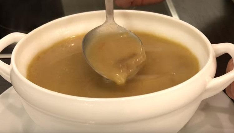 Ni papas ni cereales se agregan a la sopa de hongos porcini secos.