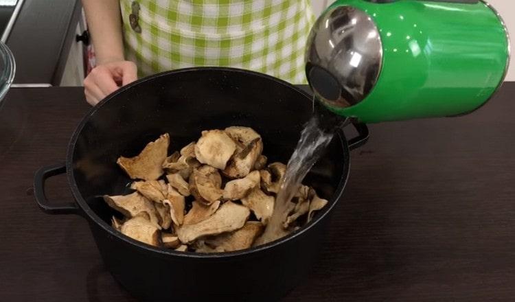 Pour dried mushrooms with boiling water.