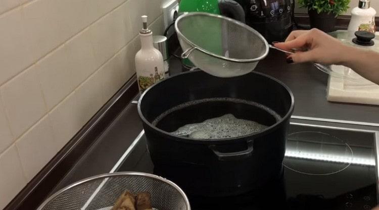 We leave the mushrooms, and return the broth to the pan and set five to boil.