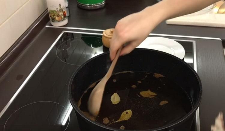 Agregue también la hoja de laurel, especias y cocine.