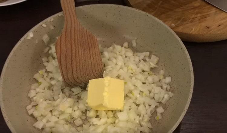 pon la cebolla en una sartén precalentada, siempre con un trozo de mantequilla.