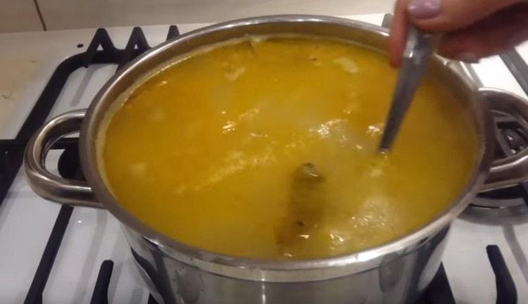 À la fin, vous pouvez extraire la feuille de laurier de la soupe afin d'éviter toute amertume inutile.