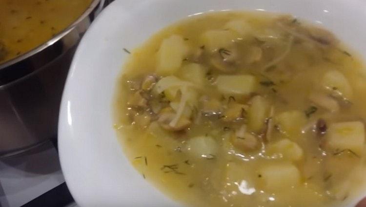 Essayez cette recette simple de soupe aux champignons dans votre cuisine.