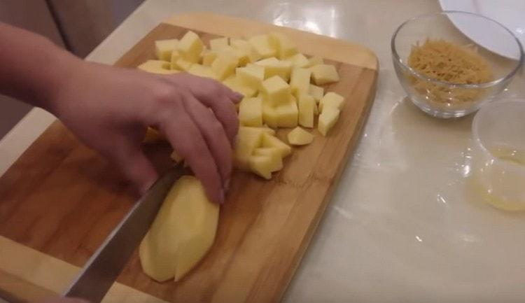 Couper les pommes de terre en dés.