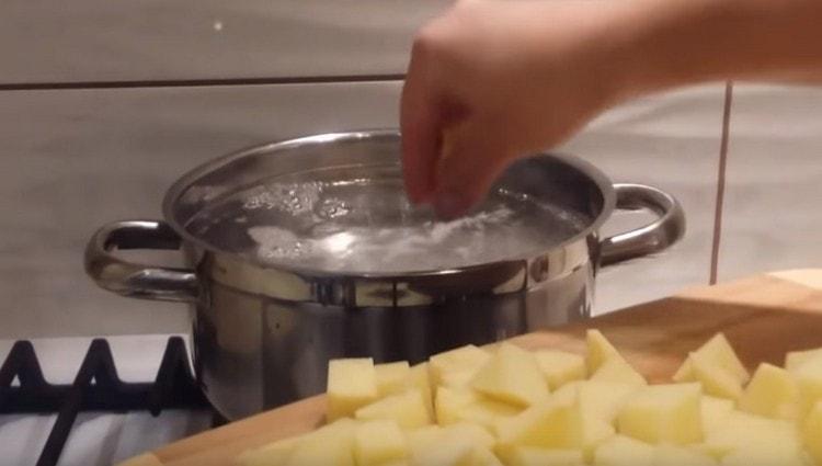 Nous mettons une casserole d'eau sur le feu, et quand il bout, y mettre les pommes de terre.