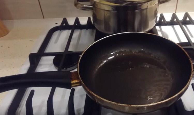 We heat the pan, pour vegetable oil on it.