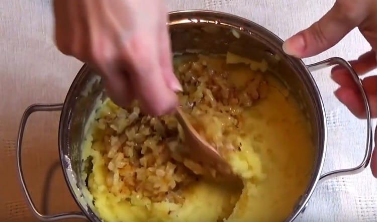 Agregue las cebollas a las papas y mezcle bien.
