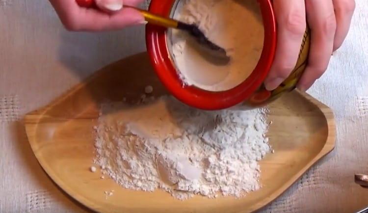 We prepare flour for dipping cutlets.