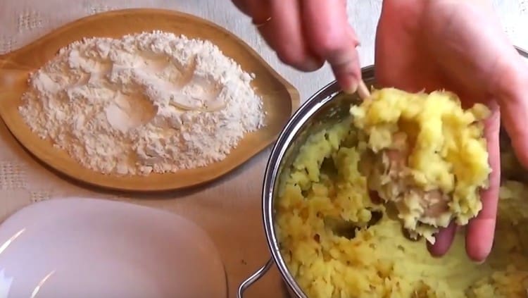 Scoop un peu de purée de pommes de terre avec une cuillère.