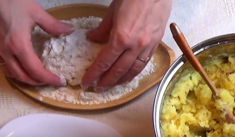 Rouler la côtelette dans la farine.