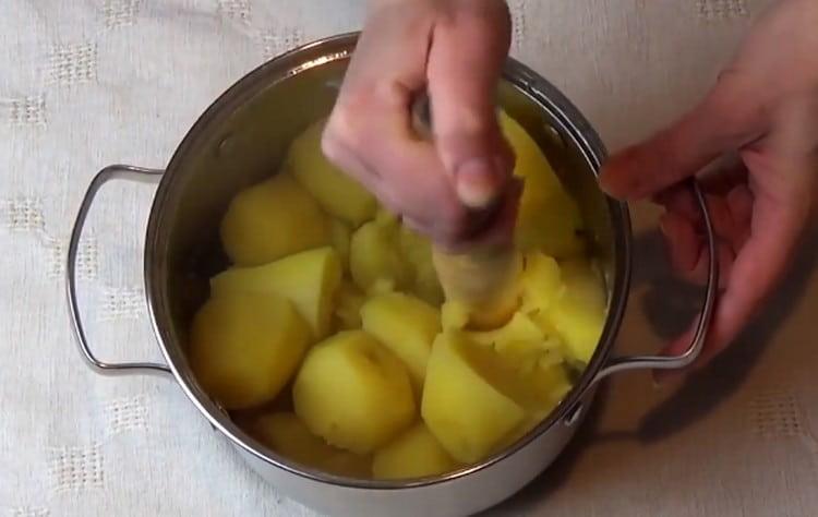Pétrir les pommes de terre finies dans la purée de pommes de terre.