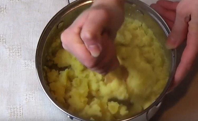 Mix the mashed potatoes well, achieving a homogeneous consistency.
