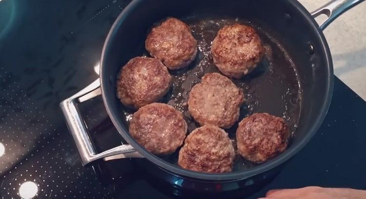 Turn the patties on the other side and cover with a lid.