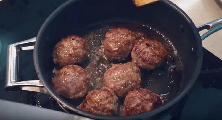 Essayez cette recette et essayez de cuisiner vous-même de telles côtelettes de bœuf juteuses.