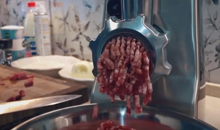 We pass the meat through a meat grinder.